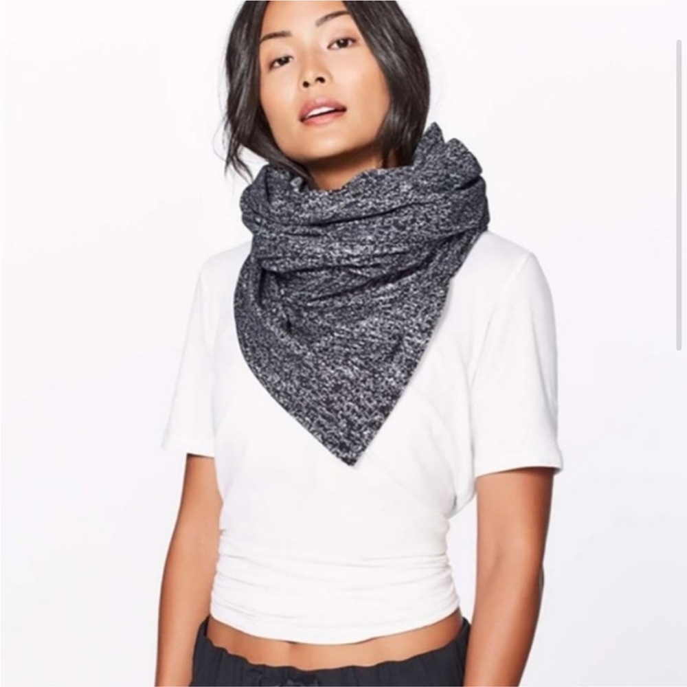 Lululemon Vinyasa Scarf / Dark Grey & Cream White Stripe Marled